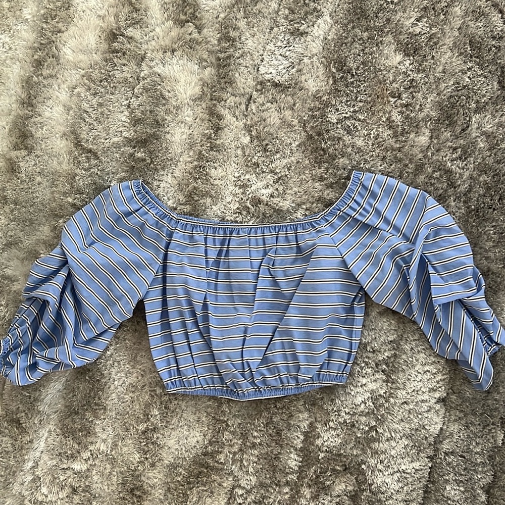 Alice + Olivia Puffed Sleeve Crop Top. On/Off shoulder. Size XS.
